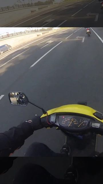 Скутерист обижает двух мотоциклистов со светофора - нафига вам мото?Приключения Эдика на полтосе Dio смотреть онлайн