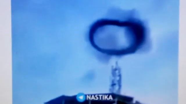 Тестируют вышки и что происходит над вышками в момент подключения неких вибраций...