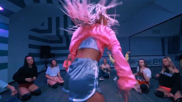 Яна Жижина / Bruno Mars & Cardi B - Please Me смотреть онлайн