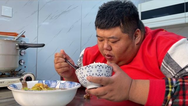 10条手枪腿剁大块，胖哥做黄焖鸡，汤汁拌饭，两天不吃就馋得慌！【胖猴仔】
