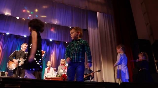 Вайцюшкевіч з дзецьмі спявае новую песню на словы Някляева "Калядкі" смотреть онлайн