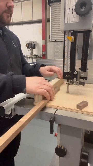 Cutting small parts using the bandsaw sled #shorts смотреть онлайн