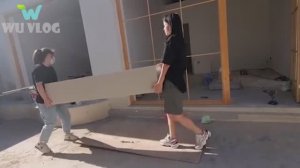 Молодая китайская девушка ремонтирует старый дом и сад.