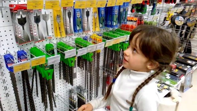 Маша показывает, что продаётся в магазине "PRO" смотреть онлайн