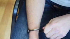 Как выбираться из наручников