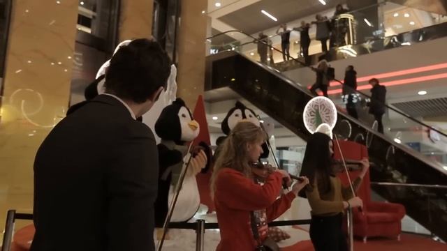 Різдвяний флешмоб ТРЦ Гулівер Київ | Christmas flashmob Gulliver Kyiv 07.01.2017 смотреть онлайн
