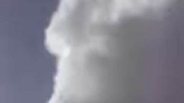 Ангел пролетает в облаках смотреть онлайн