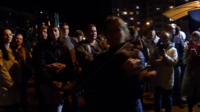 Таццяна Грыневіч-Матафонава ў дворыку Плошча Перамен. "Магутны Божа" смотреть онлайн