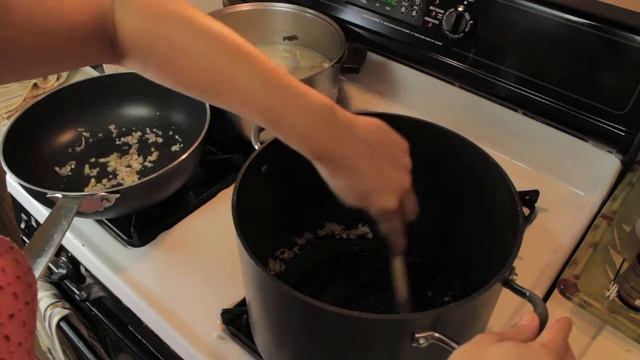 Black Venus Risotto in Crab Sauce - Riso Venere col Granchio - Real Italian Kitchen смотреть онлайн
