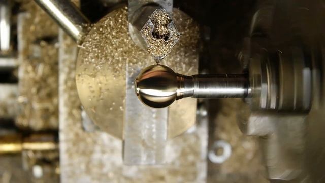 Точение точного шарика на токарном станке. Turning a precision ball on a lathe. смотреть онлайн