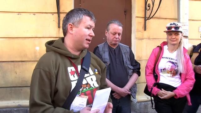 Динар Идрисов выходит из изолятора на Захарьевской