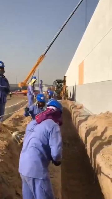 Одна лопата на троих!😁