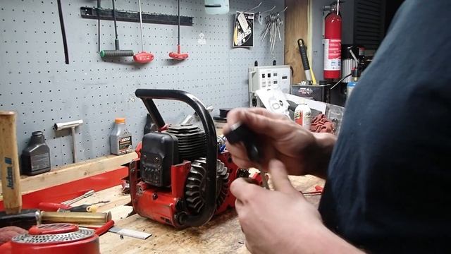Doing a little maintenance on the Jonsered 80. Let's have a look! смотреть онлайн