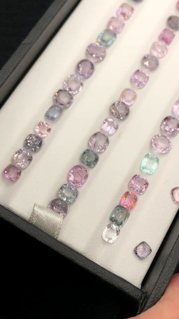 Multicolour spinal from burma 🇲🇲 Weight:35 carats Dimension:8*7*5 to5*4*3 mm gvp смотреть онлайн