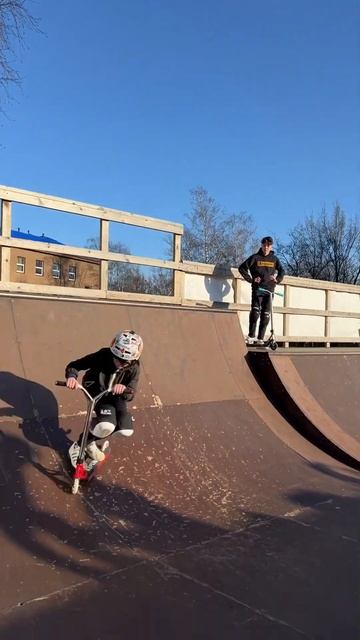 А ТЫ УЖЕ КАТАЕШЬ НА УЛИЦЕ? 🤔 #трюкинасамокате #scootering