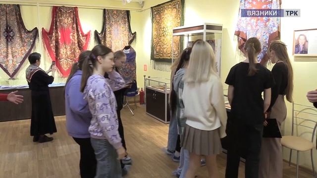 Во Мстёрском художественном музее проходит уникальная выставка Павловопосадских платков. смотреть онлайн