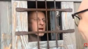 По башке себе стучи!