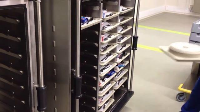 Наполнение тележки укомплектованными подносами ContactLine. Таблет-питание MenuMobil. смотреть онлайн