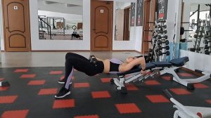 Ягодичный мост с гантелью