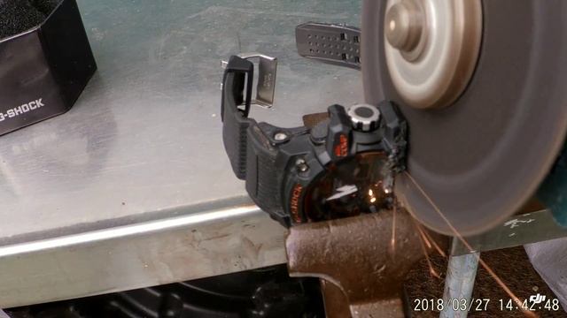 Experiment : Casio G shock Mud master GWG 1000 cut in half смотреть онлайн