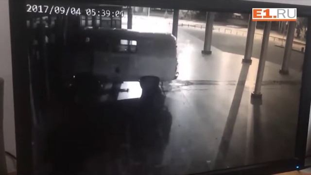 УАЗик с газовыми баллонами протаранил Космос смотреть онлайн