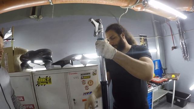 MVAgusta F3 800:как перебрать вилку,настроить подвеску. Мотосервис Антона Милова.Обслуживание аморта смотреть онлайн