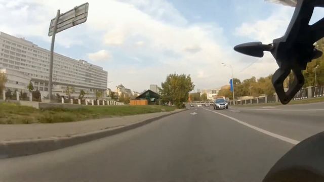 Просто гоняемся на перегонки по Яузе на мотоциклах BMW SRR и Ducati Panigale смотреть онлайн