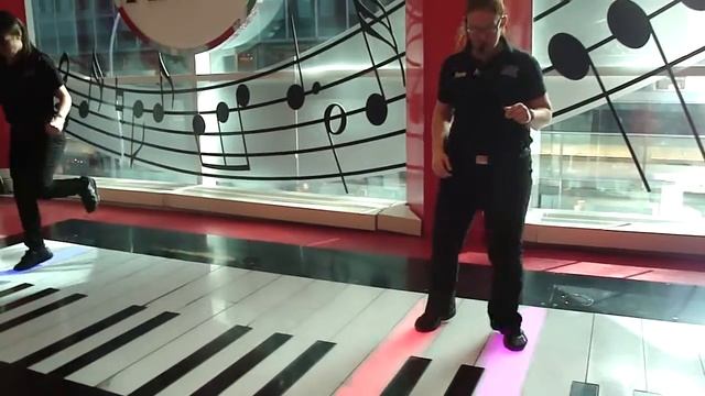 FAO Schwarz Big Piano - Turkish March, Mozart смотреть онлайн