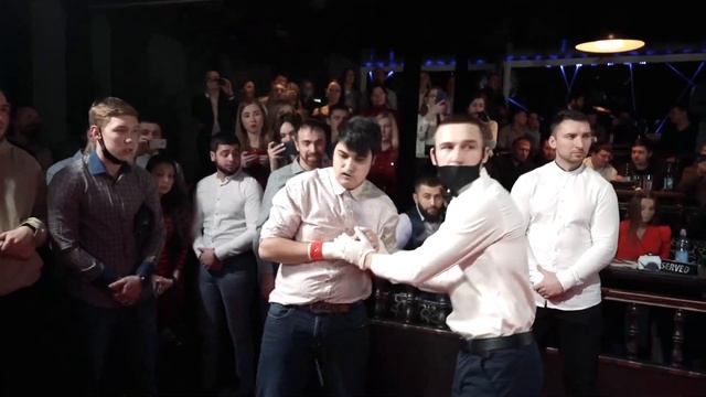 Голые кулаки Lil Kut vs Айтишник смотреть онлайн