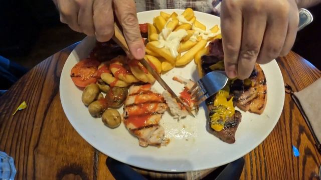 Can YOU Eat Blackpool Belle Vue's MEGA MIXED GRILL??? смотреть онлайн