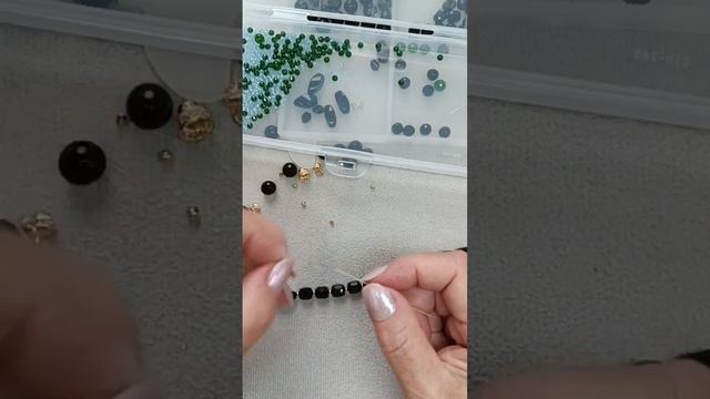 Процесс создания красивого комплекта украшений. смотреть онлайн