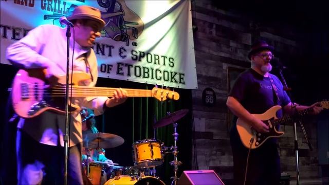 The Gus Papas Band plays "Van Morrison “Live from Dakota's Sports Bar & Grill смотреть онлайн