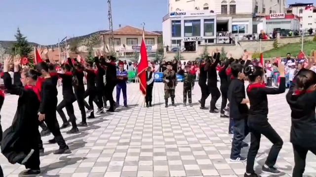 Akbay İlkokulu 4.sınıf 23 Nisan Gösterisi 'Bu Bayrak' Marşı смотреть онлайн