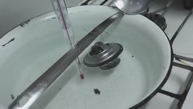 Проверка термостата системы охлаждения автомобиля при помощи кастрюли. На примере BMW e34 M20B20 смотреть онлайн