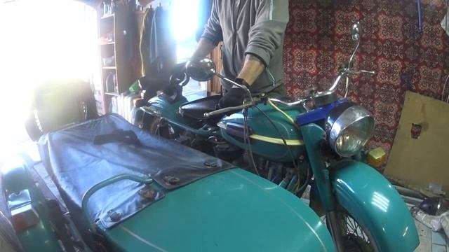 Мотоцикл Урал. Белые свечи, дым из труб, боковая подножка.