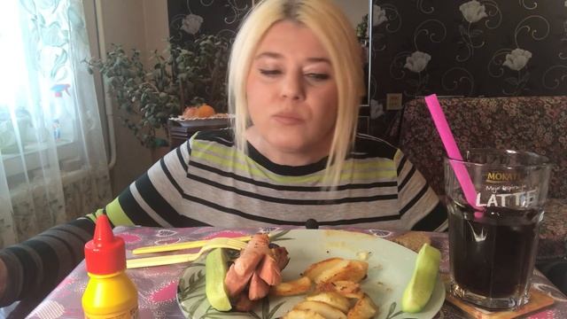 МУКБАНГ | САРДЕЛЬКИ С ЖАРЕННОЙ КАРТОШКОЙ | MUKBANG Sausage смотреть онлайн