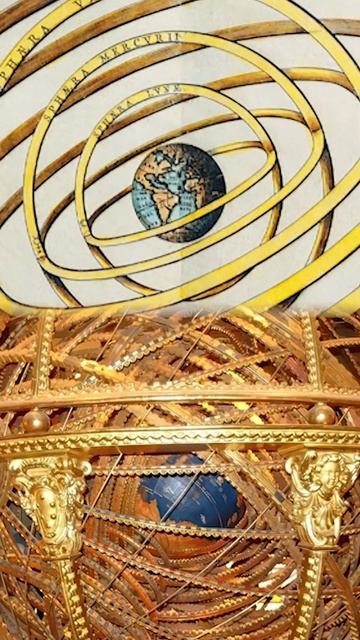 Почему все планеты одной стороной к Земле?