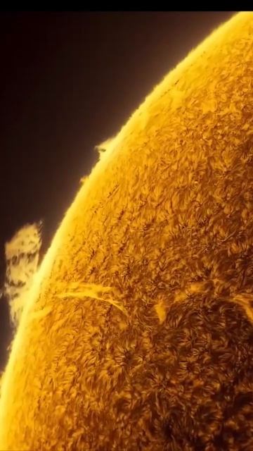 Невероятная солнечная вспышка класса X1, снятая астрофотографом Мигелем Кларо 30 апреля 2022 года ☀ смотреть онлайн