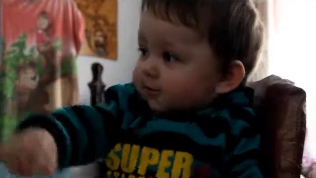 Маленькая девочка показывает рожицы смотреть онлайн