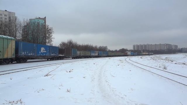 "С Андроновки!" Приветливый машинист 2М62У-0107 с грузовым составом смотреть онлайн