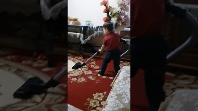 Лучше всех! Трёхлетний мальчик пылесосит!😂🤩 смотреть онлайн