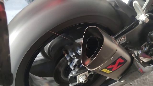 Yamaha R1 2018 decel popping смотреть онлайн