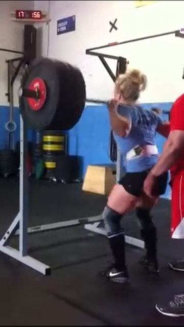 Crossfit Girl Carly Squats 198lbs x 10 ! смотреть онлайн