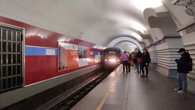 Электропоезд Номерной на станции Невский проспект///07 Мая 2023 смотреть онлайн
