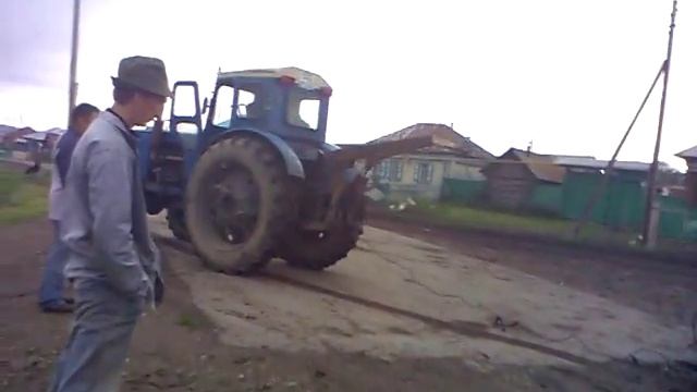 Т-40 вытаскивает застрявшую фуру. смотреть онлайн