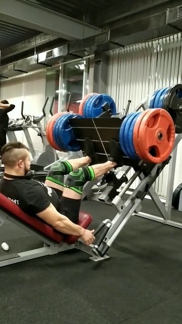 делаем жим с весом 400кг жесткий кач ног. а вы делаете жим? смотреть онлайн