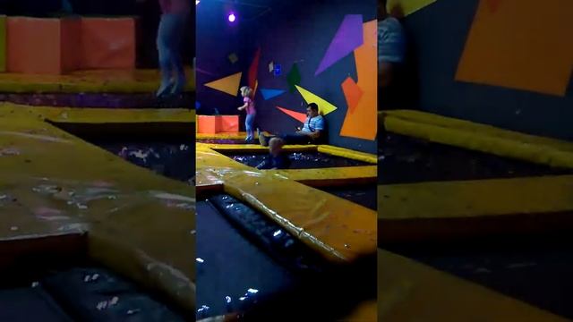 Батутный парк смотреть онлайн