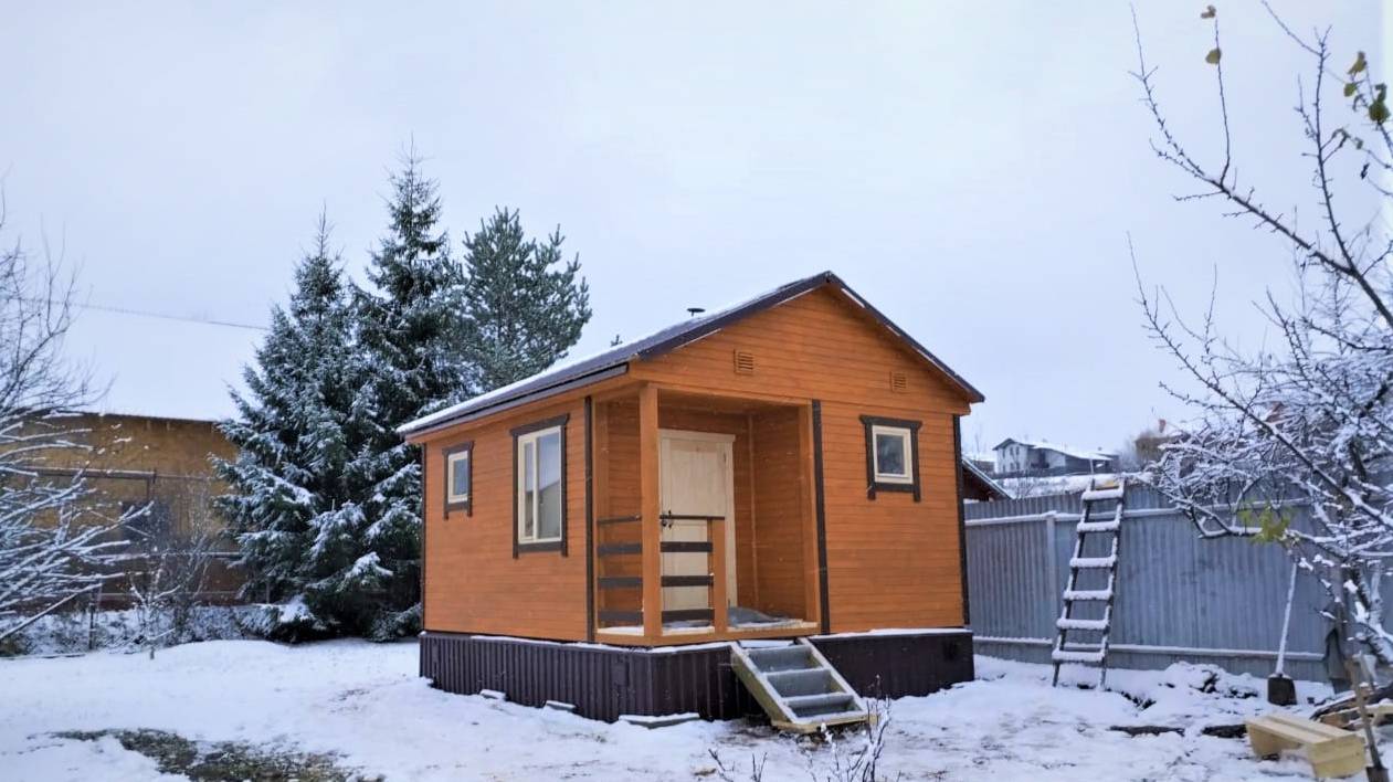 С худым топором и хороший плотник сядет! Небольшая каркасная баня 4х5 в Дмитровском районе МО смотреть онлайн