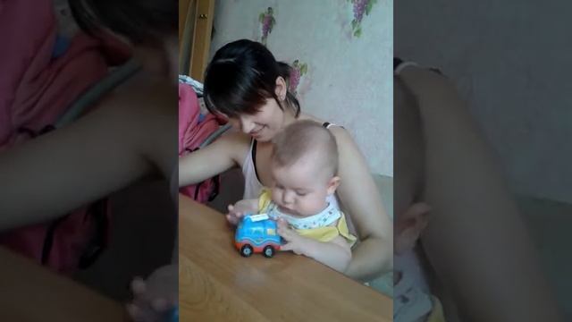 Ребенок хочет синюю машинку смотреть онлайн