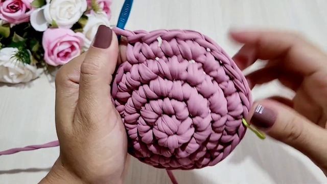 LINDA BOLSA DE CROCHÊ MODELO CLUCTH EM FIO DE MALHA COM PONTO RELEVO E CONTOS ARREDONDADOS смотреть онлайн